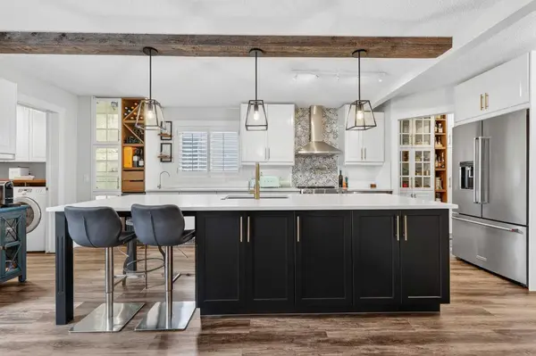 60 Inverness DR SE, Calgary, AB T2Z 3E4