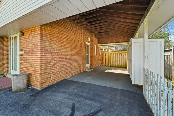 8 Underhill DR, Toronto C13, ON M3A 2J2