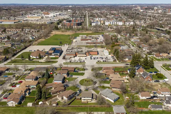 524 Lisbon CT, Oshawa, ON L1J 6R3