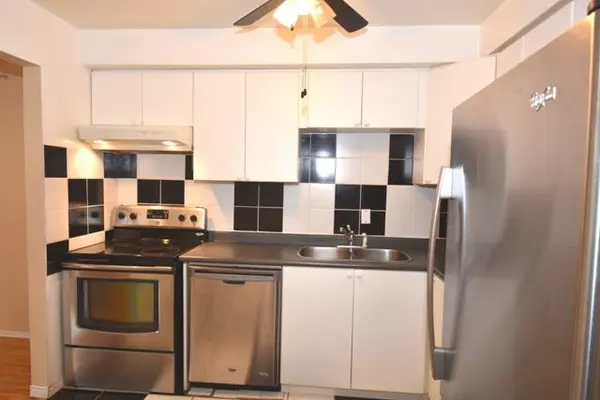 68 Sawdon DR, Whitby, ON L1N 8A7