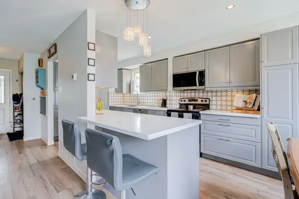 6 Hendley DR, Ajax, ON L1T 2C6