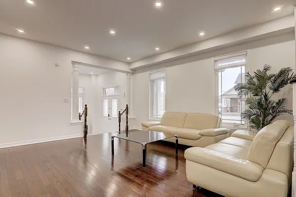 201 Bilbrough ST, Aurora, ON L4G 7X1