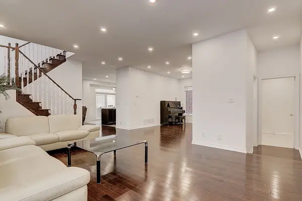 201 Bilbrough ST, Aurora, ON L4G 7X1