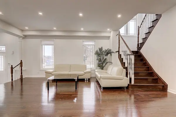 201 Bilbrough ST, Aurora, ON L4G 7X1