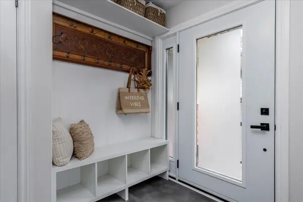 32 Springhome RD, Barrie, ON L4N 2W7