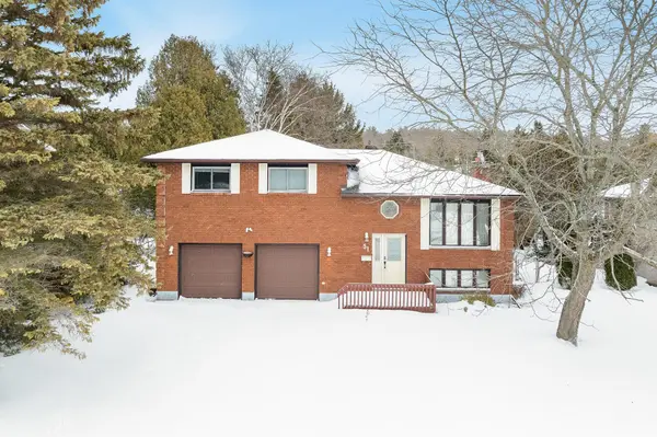 51 Beck BLVD, Penetanguishene, ON L9M 1E2