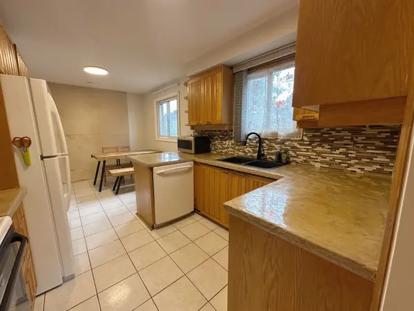 928 Knollwood CT, Mississauga, ON L5C 3L9