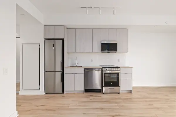 1660 Bloor ST W ##1102, Toronto W02, ON M6P 1A8