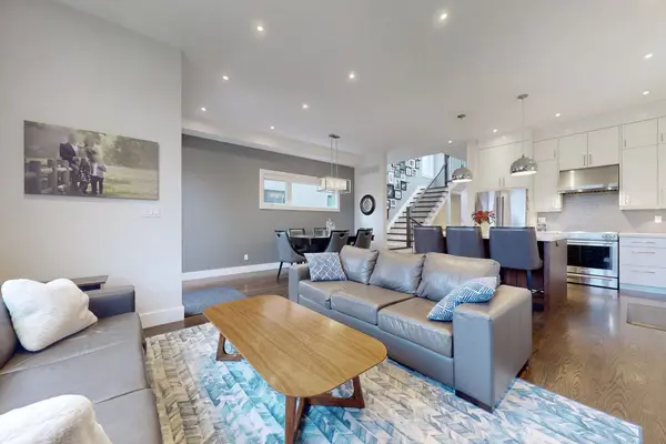 1086 Gardner AVE, Mississauga, ON L5E 1B7