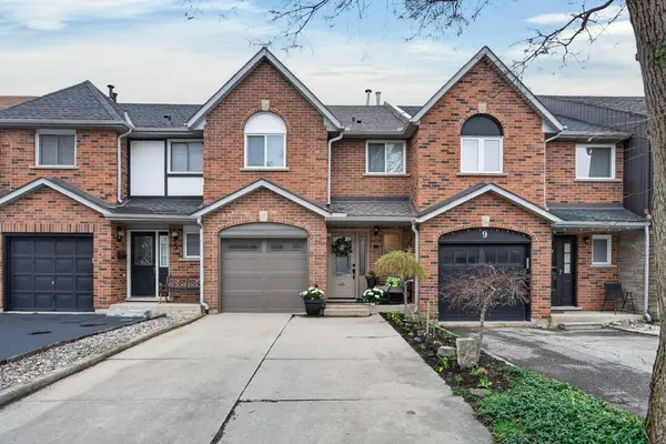 7 Perthshire CT, Hamilton, ON L9B 2H1