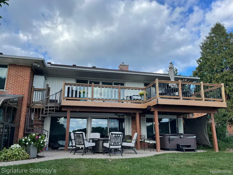 2497 W Walton BLVD, Waterford Charter Township, MI 48329