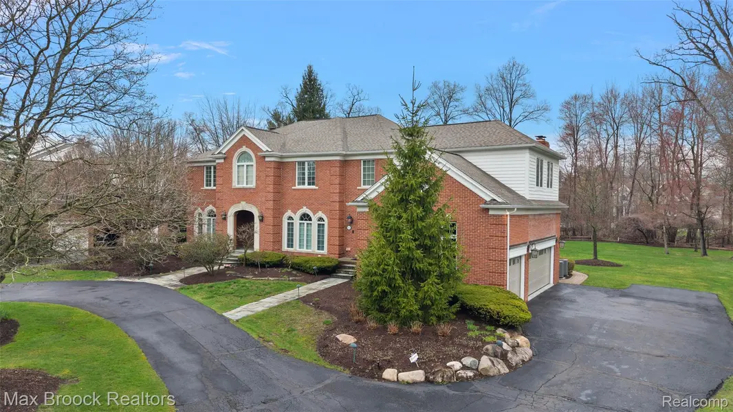 945 Wellsley CT, Bloomfield Charter Township, MI 48304