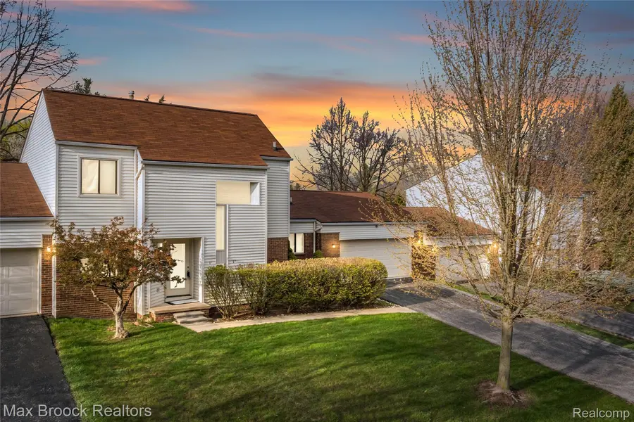 5324 Fairway CT, West Bloomfield Charter Township, MI 48323