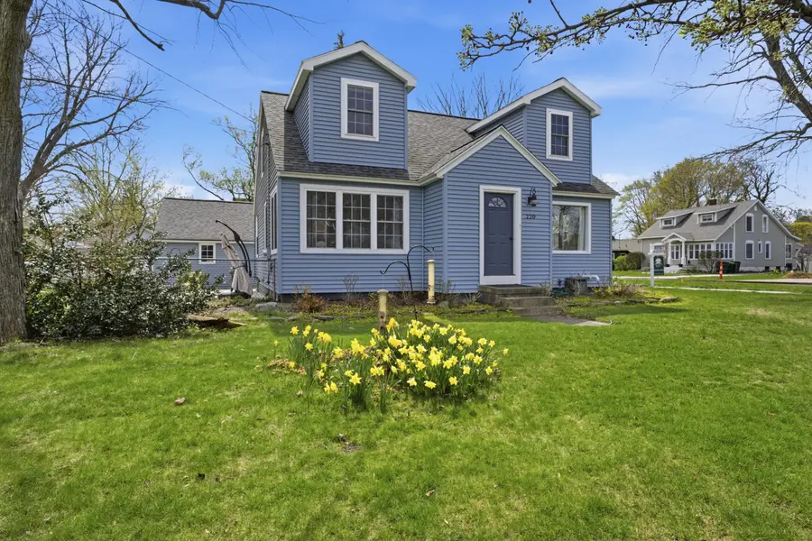 220 Barber ST, Spring Lake Vllg, MI 49456