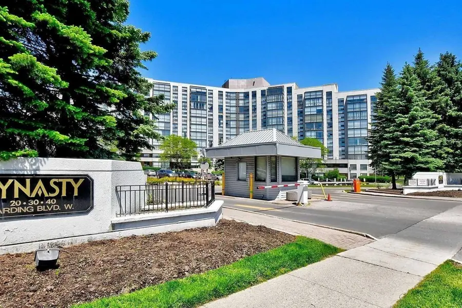 30 Harding BLVD W #401, Richmond Hill, ON L4C 9M3