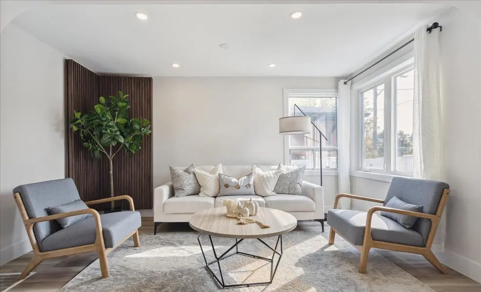 2027 Brampton ST #MAIN, Hamilton, ON L8H 3S9