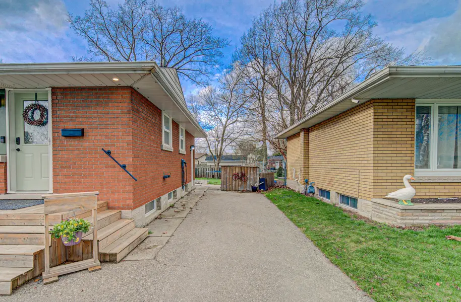 32 Ravine DR, Cambridge, ON N1R 2W7