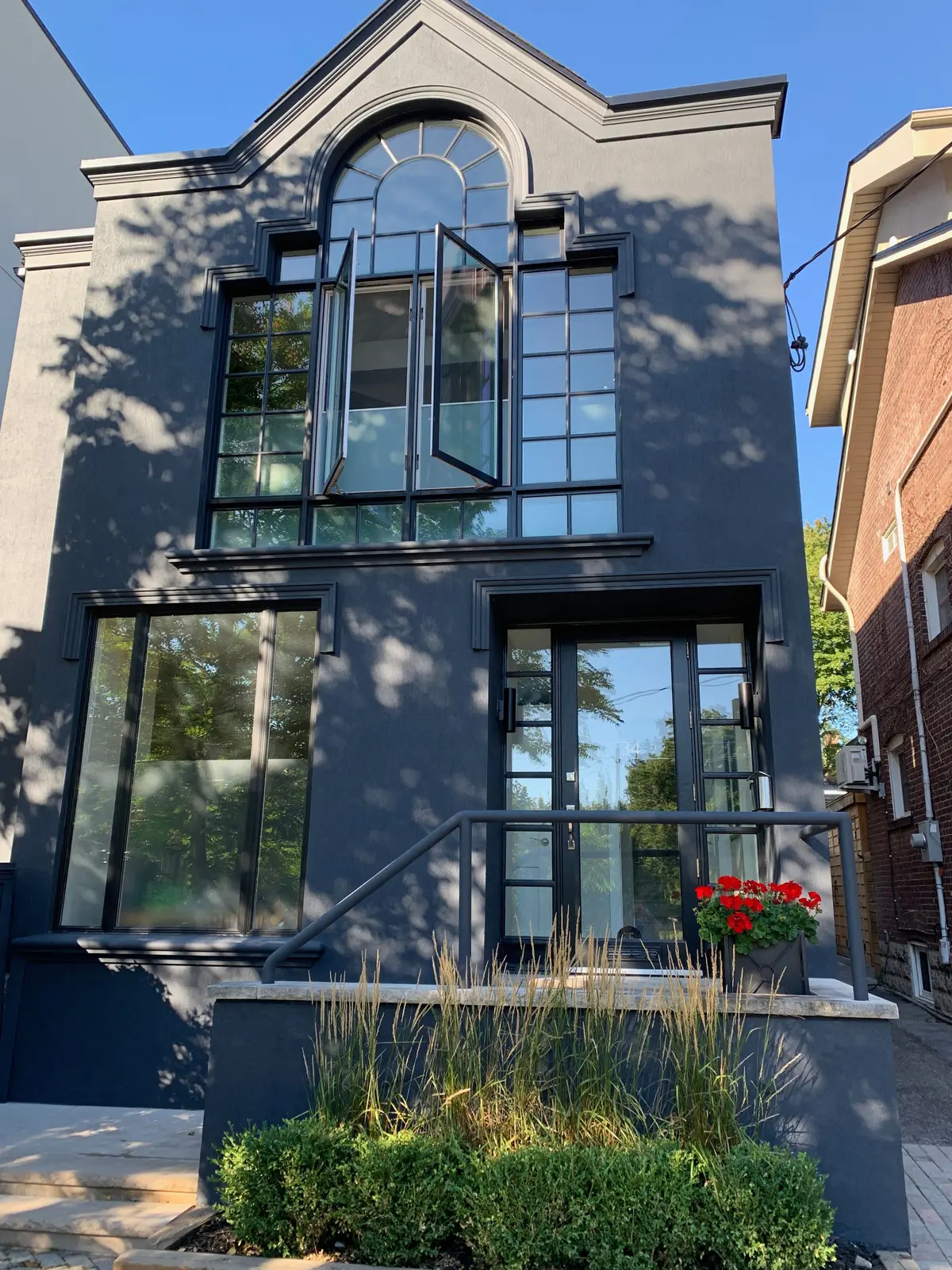 734 Huron ST #Main Fl, Toronto C02, ON M4V 2W3