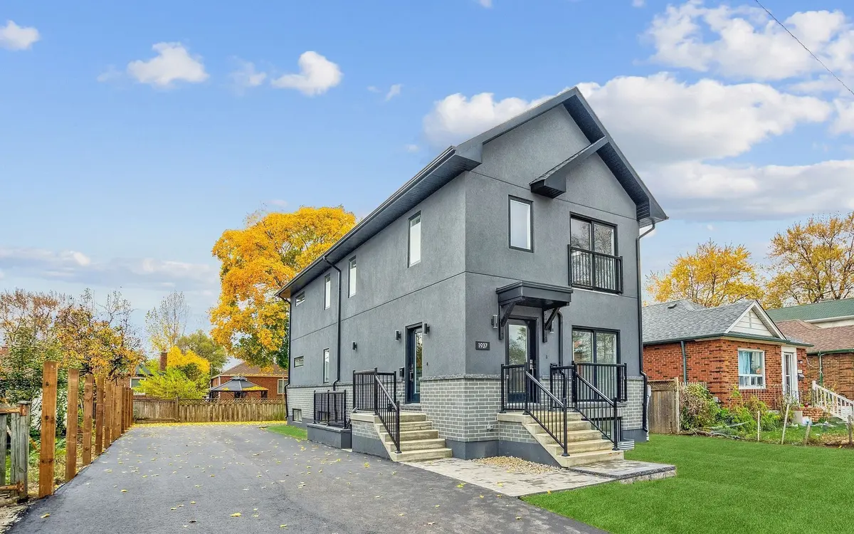 1937 Lawrence AVE W, Toronto W04, ON M9N 1G8
