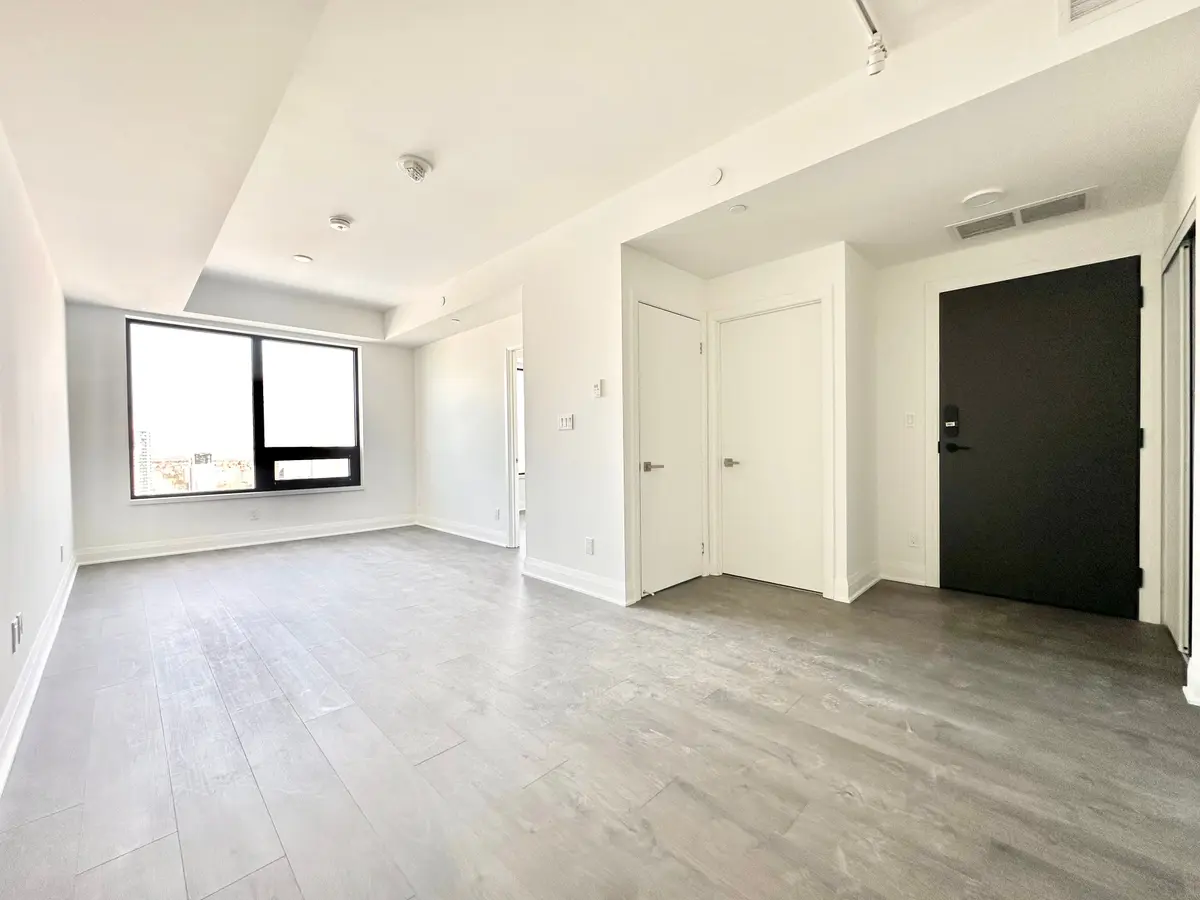 2 Erskine RD #2711, Mississauga, ON L5B 0S1