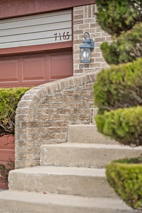 7165 Amanda DR, Van Buren Charter Township, MI 48111