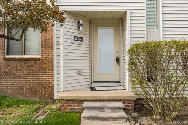 5324 Fairway CT, West Bloomfield Charter Township, MI 48323