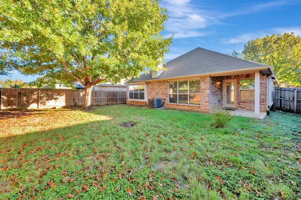 107 Crepe Myrtle Drive, Euless, TX 76039