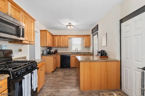 33 Woodside Ave, Newton Town, NJ 07860