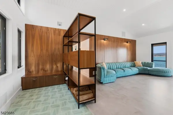 38 Ithanell Rd, Hopatcong Boro, NJ 07843