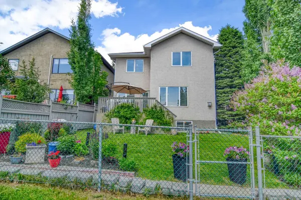 148 Scenic View Close NW, Calgary, AB T3L1Z4