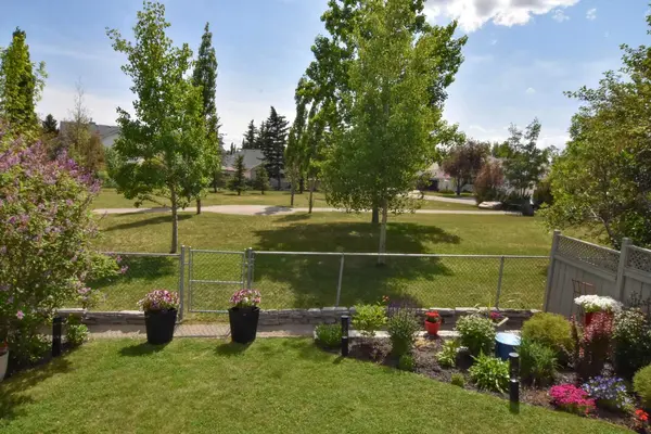 148 Scenic View Close NW, Calgary, AB T3L1Z4