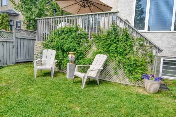 148 Scenic View Close NW, Calgary, AB T3L1Z4