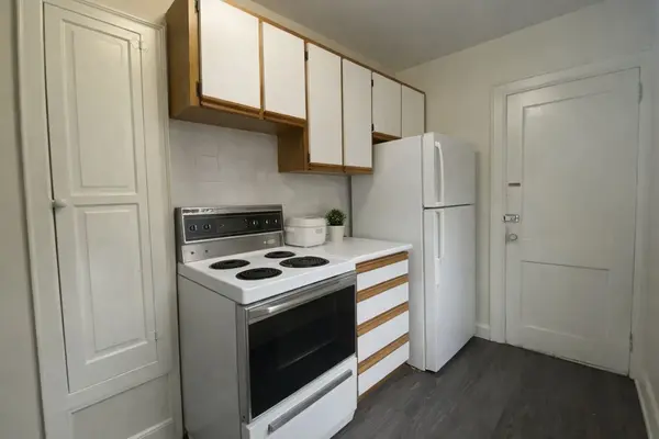 376 Davenport RD #2F, Toronto C02, ON M4V 1B4