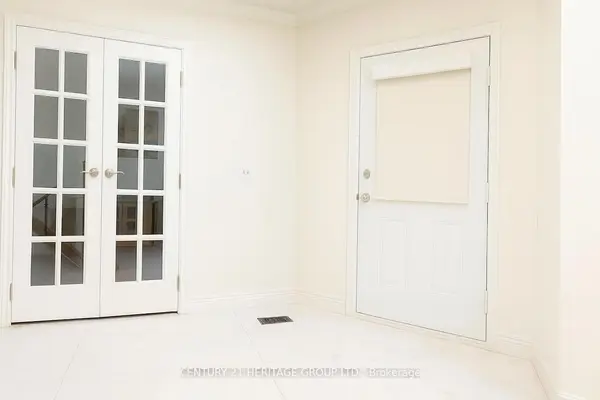 824 Thornton RD N, Oshawa, ON L1J 7N2