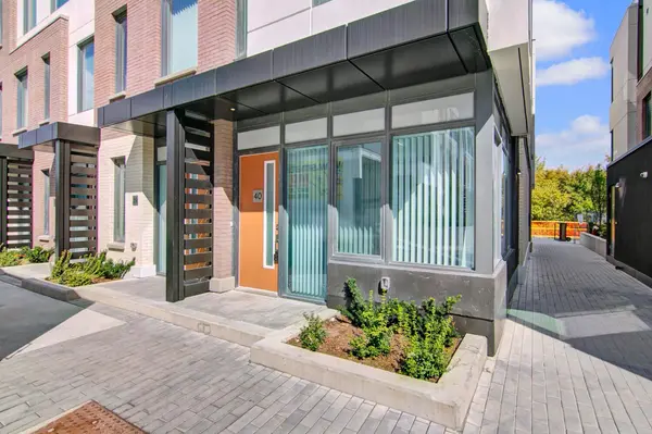 1050 Portage Pkwy #TH40, Vaughan, ON L4K 0K3