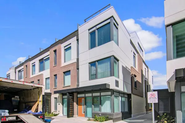 1050 Portage Pkwy #TH40, Vaughan, ON L4K 0K3