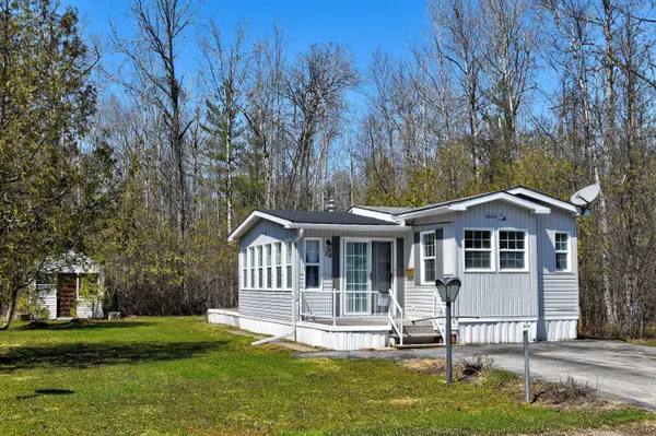 24 Prince Charles AVE N, Springwater, ON L0L 1P0