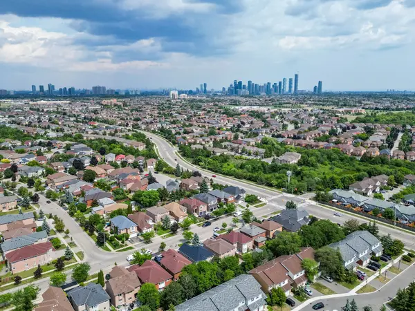 5471 Whitehorn AVE, Mississauga, ON L5V 1V5