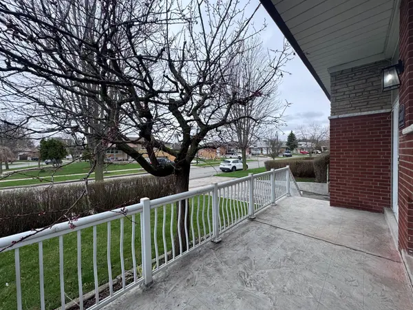 300 DRIFTWOOD AVE #UPPER, Toronto W05, ON M3N 2P1