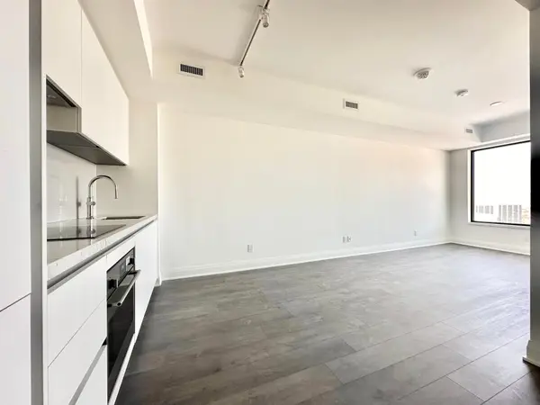 2 Erskine RD #2711, Mississauga, ON L5B 0S1