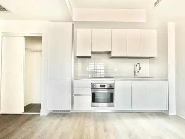 2 Erskine RD #2711, Mississauga, ON L5B 0S1