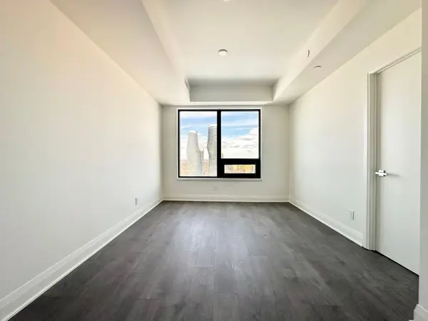 2 Erskine RD #2711, Mississauga, ON L5B 0S1