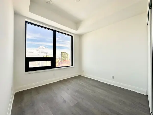 2 Erskine RD #2711, Mississauga, ON L5B 0S1