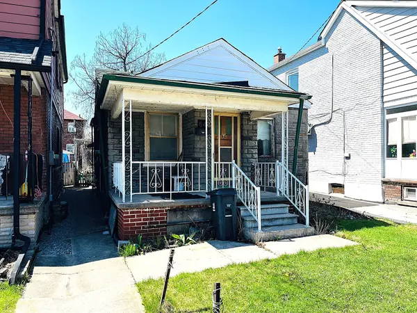 64 Chambers AVE, Toronto W03, ON M6N 3M2