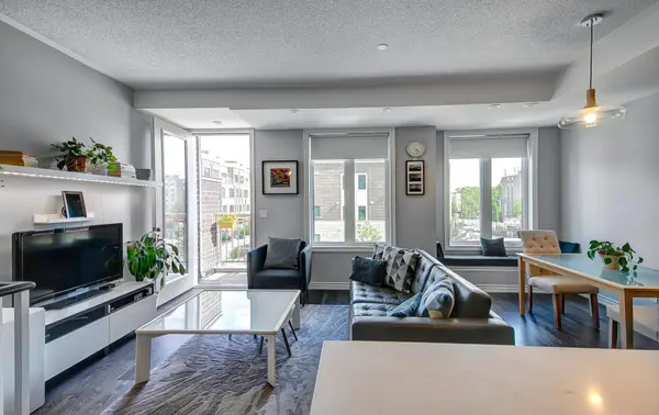 90 Eastwood Park GDNS #20, Toronto W06, ON M8W 0B2