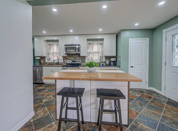 32 Ravine DR, Cambridge, ON N1R 2W7