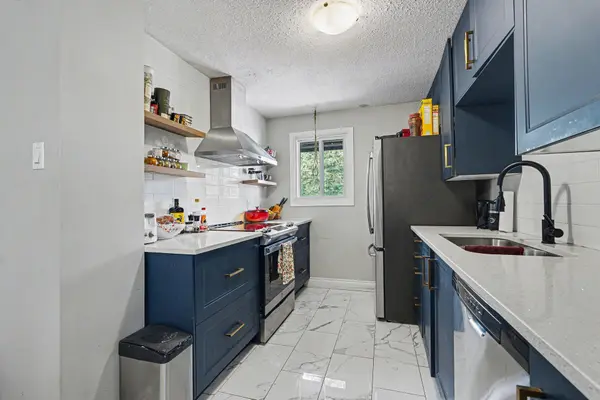 56 Glamorgan DR, Kanata, ON K2L 1R4