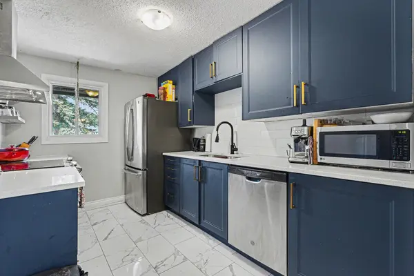 56 Glamorgan DR, Kanata, ON K2L 1R4