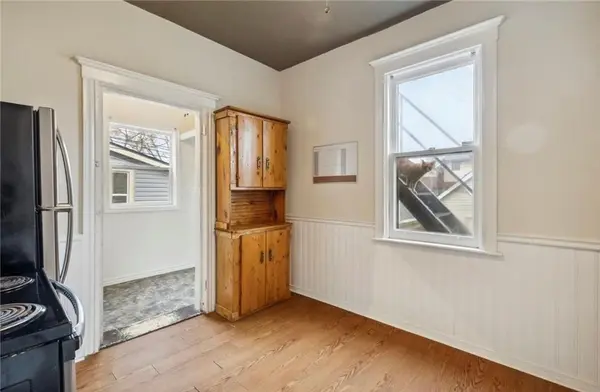 51 Smith AVE #Main, Hamilton, ON L8L 5P2