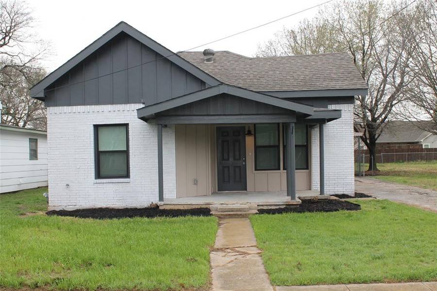 104 S Hubbard Street, Alvord, TX 76225